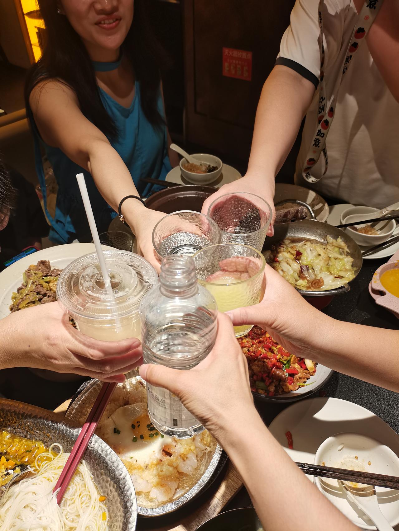 习惯独居的人，
突然接触太多人，
对自己是一种消耗。

今天室友聚会，
加上同学