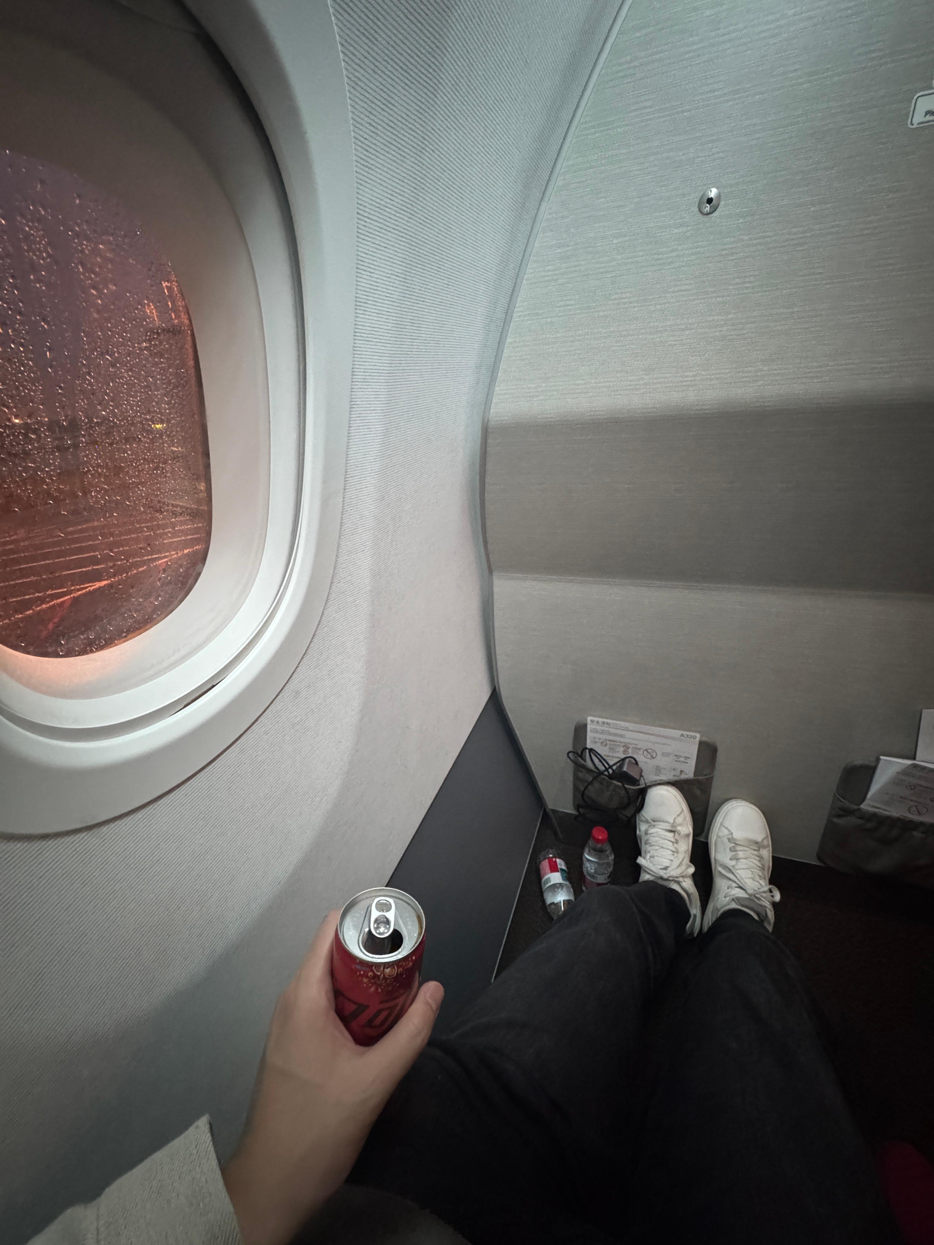 美滋滋，空客320的经济舱第一排，不比商务舱差！今日行程：上海→芜湖→南京→重庆