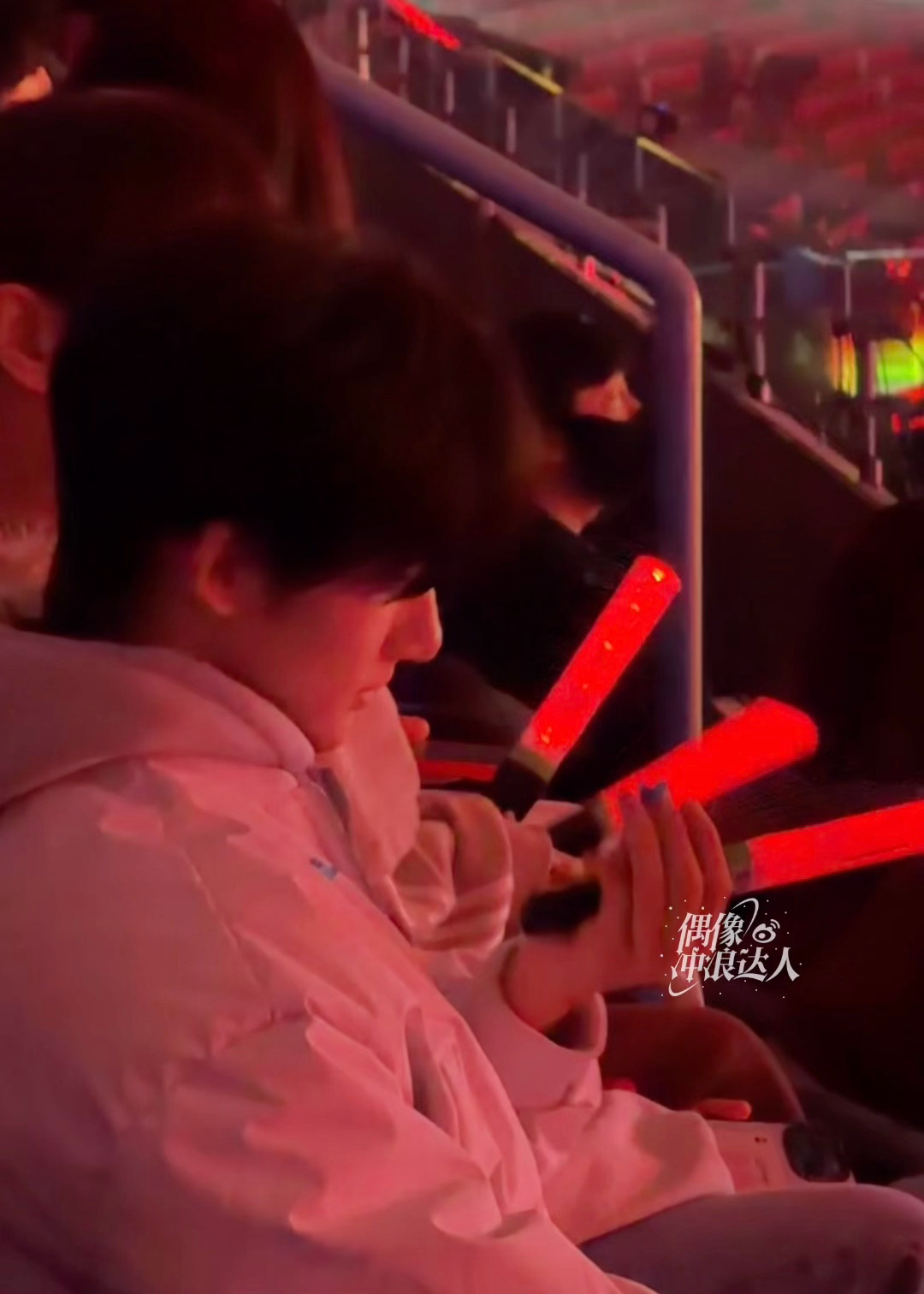 张杰演唱会偶遇余宇涵，本人好帅。。 