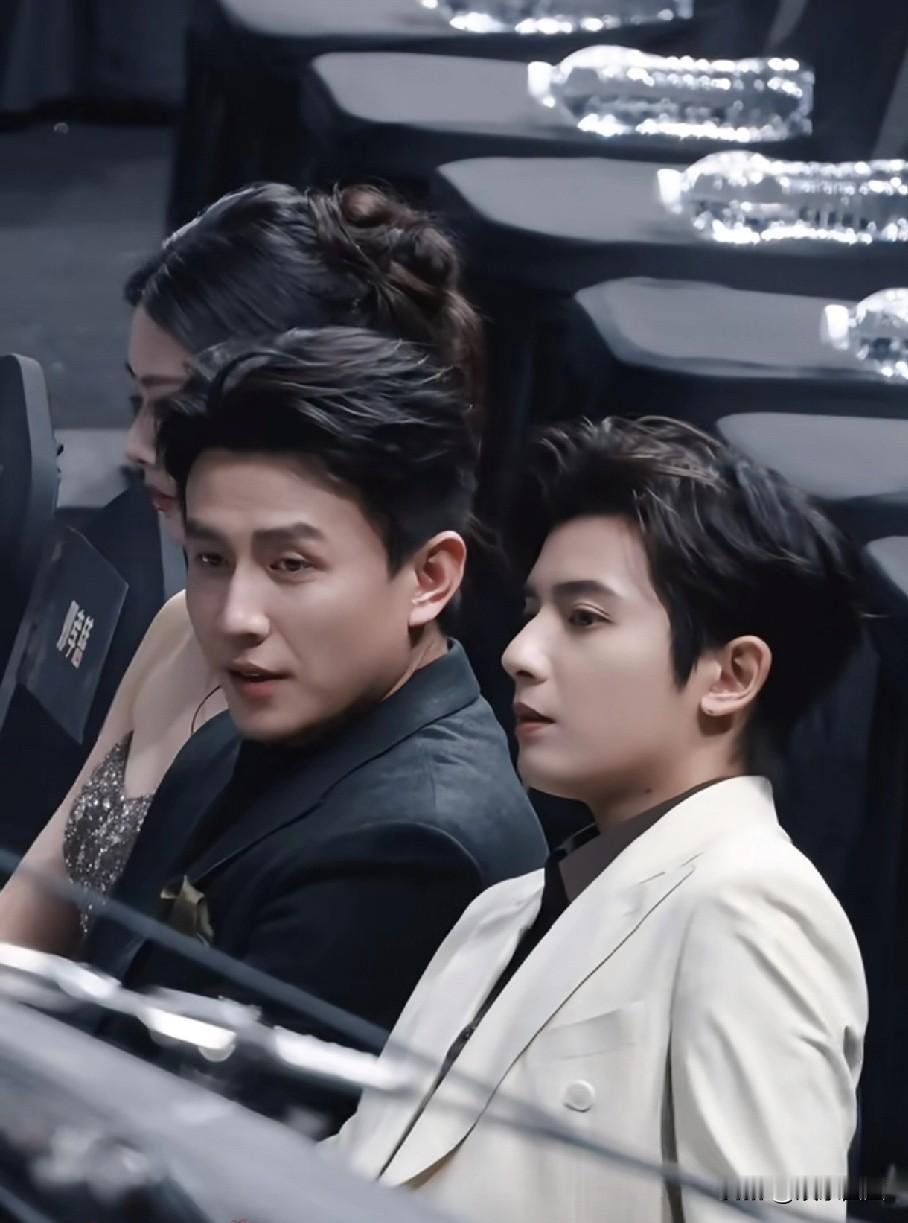 何聪睿和刘萧旭这两张脸在短剧里是不是相当于长剧里的张凌赫和邓为。
短剧演员刘萧旭