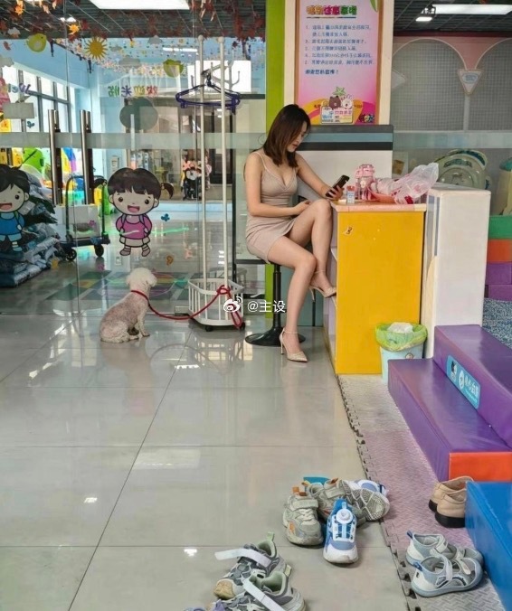 一般情况下，宝妈不会这样等娃吧？ 