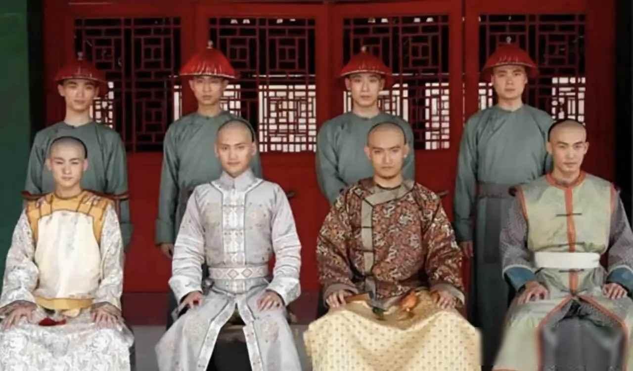 康熙的皇长子胤褆被囚禁26年后病死，留下二十多个孩子。雍正得知后，讥讽说：“大阿