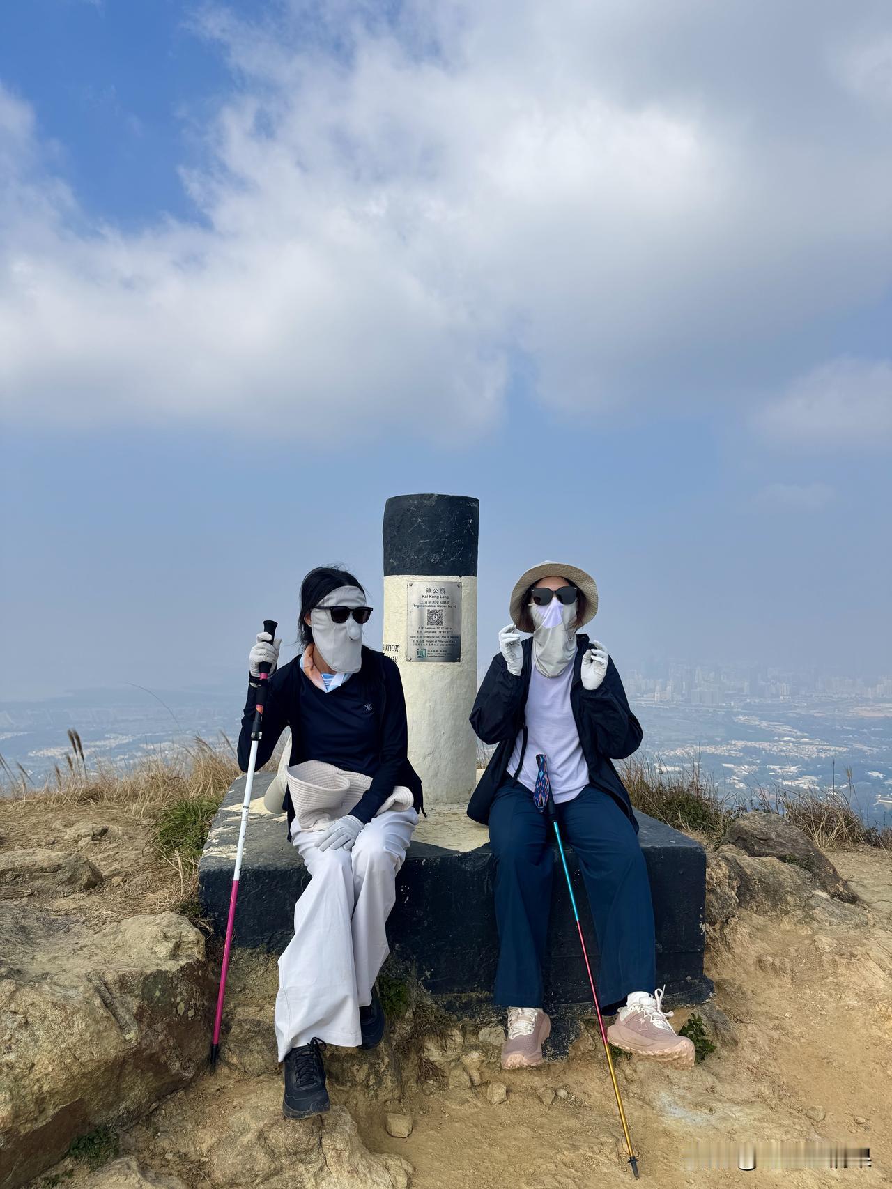 女孩子现在的穿着真的太不可思议了，这两位小姐姐打卡拍照这样包的是不是太严实了点。