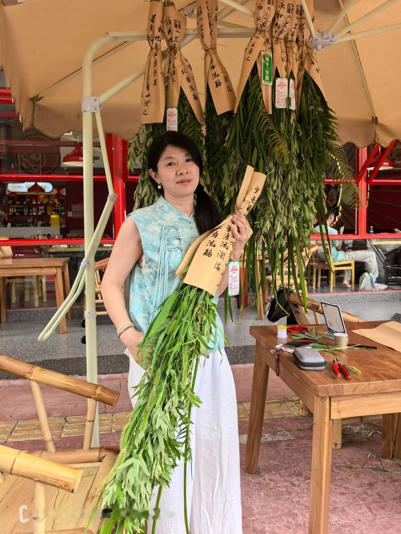 🌿菖蒲艾草就位，端午安康上线✨
蜀滋香手工七星连珠粽全部包好
粽叶裹温情，烟火