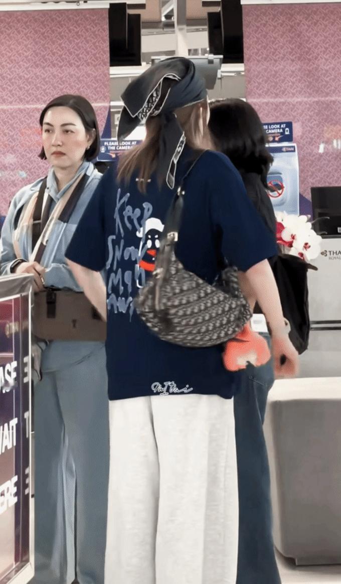 没什么能阻挡此女插兜装杯、、 