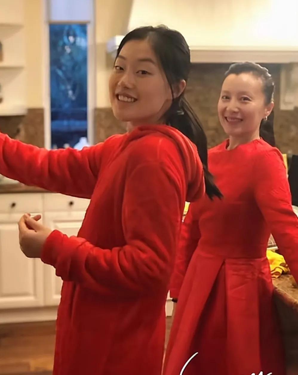 “可云”徐露罕晒家庭照，23岁女儿长相清秀似妈，将从美国大学毕业！
5月13日，