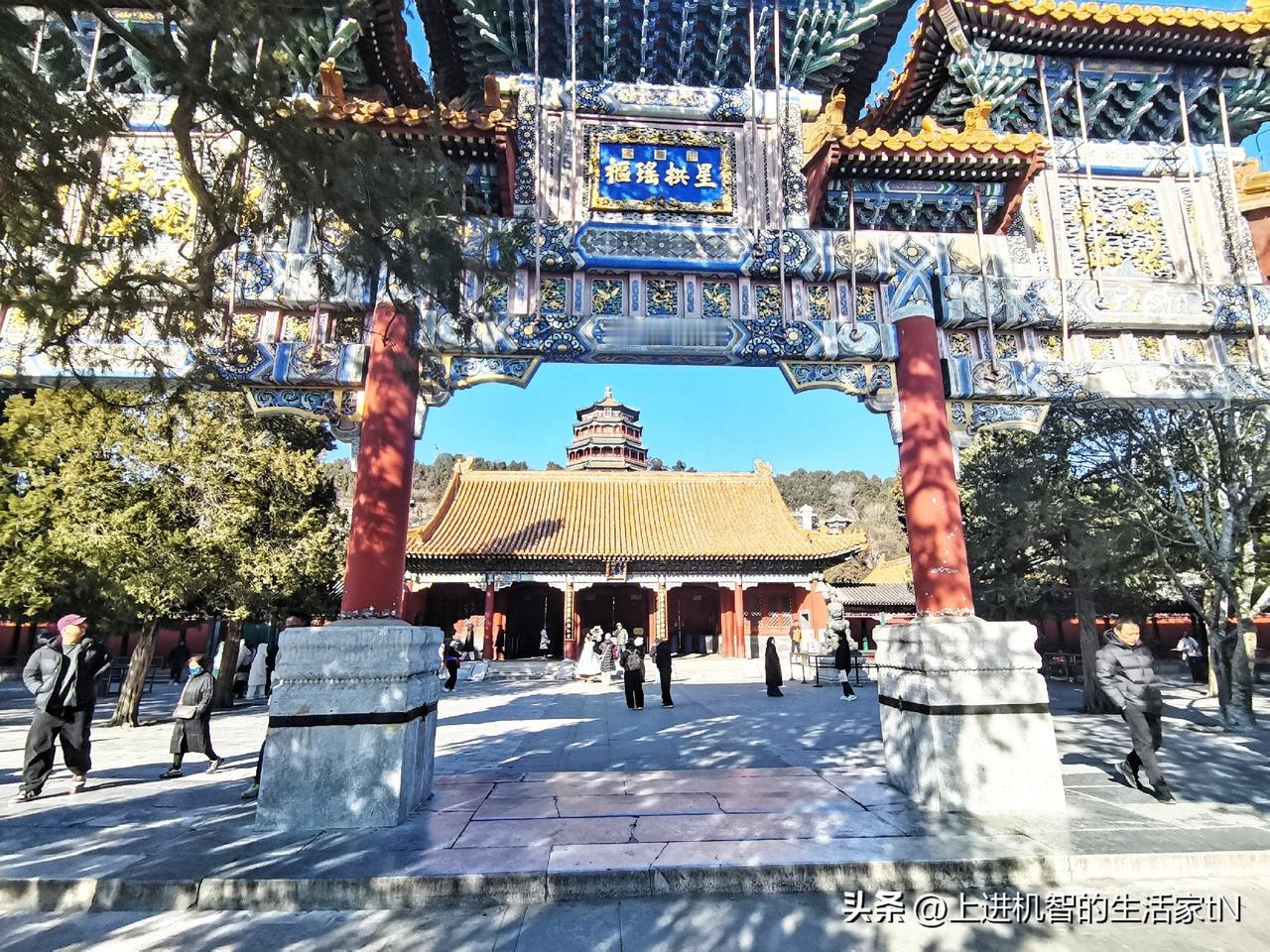 一张图证明你去过颐和园夕阳之下的昆明湖，从星拱门远眺佛香阁