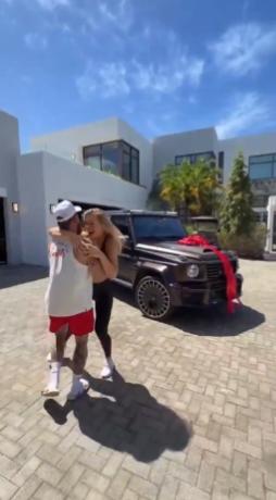 【杰克·保罗在未婚妻获得奥运金银牌后，送给她一辆铜色奔驰G级越野车。】速滑运动员