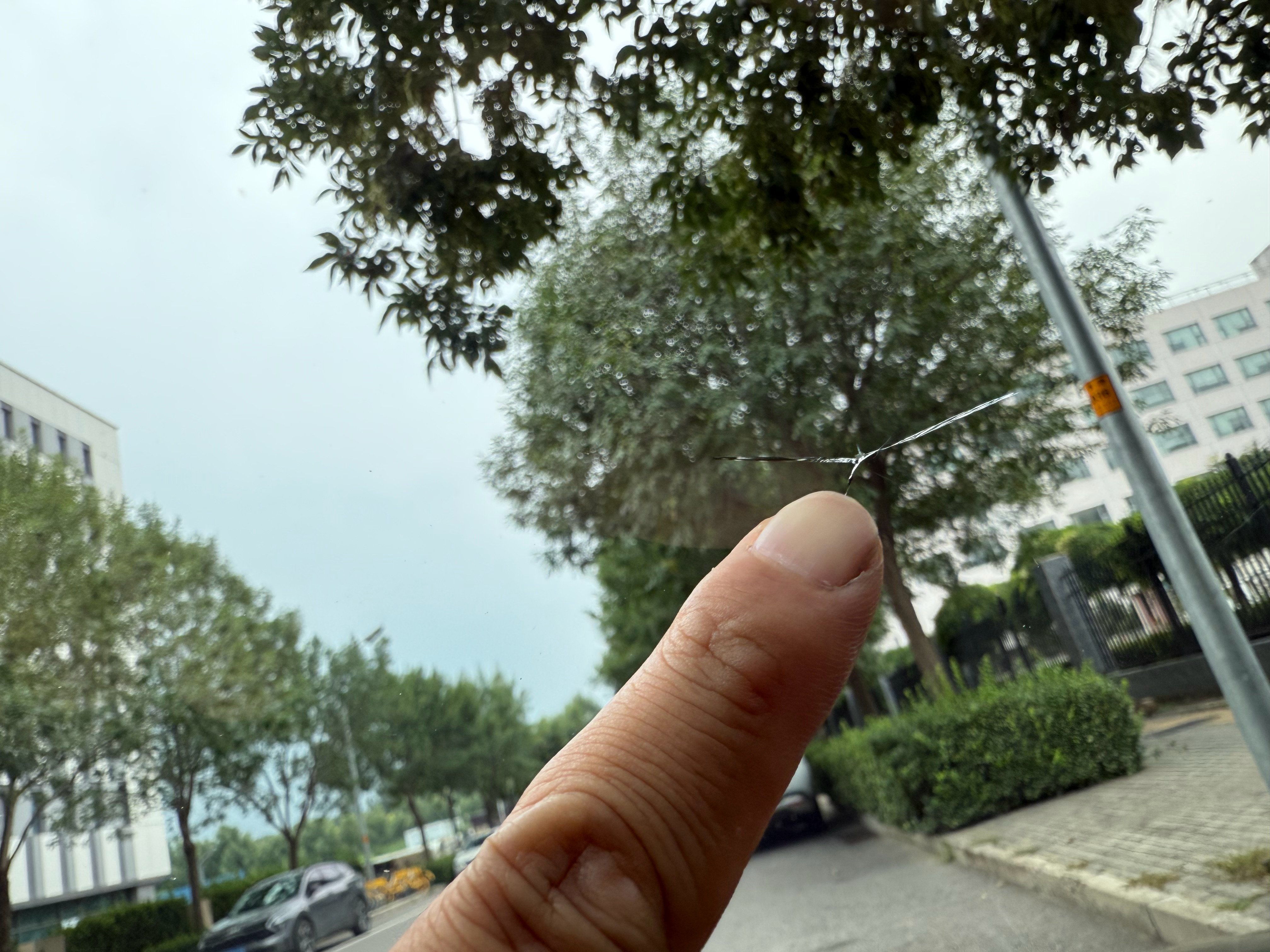 讲个笑话，我说拍个修复前挡风玻璃的小视频，原本玻璃有个小坑，把工具架上去，问我用