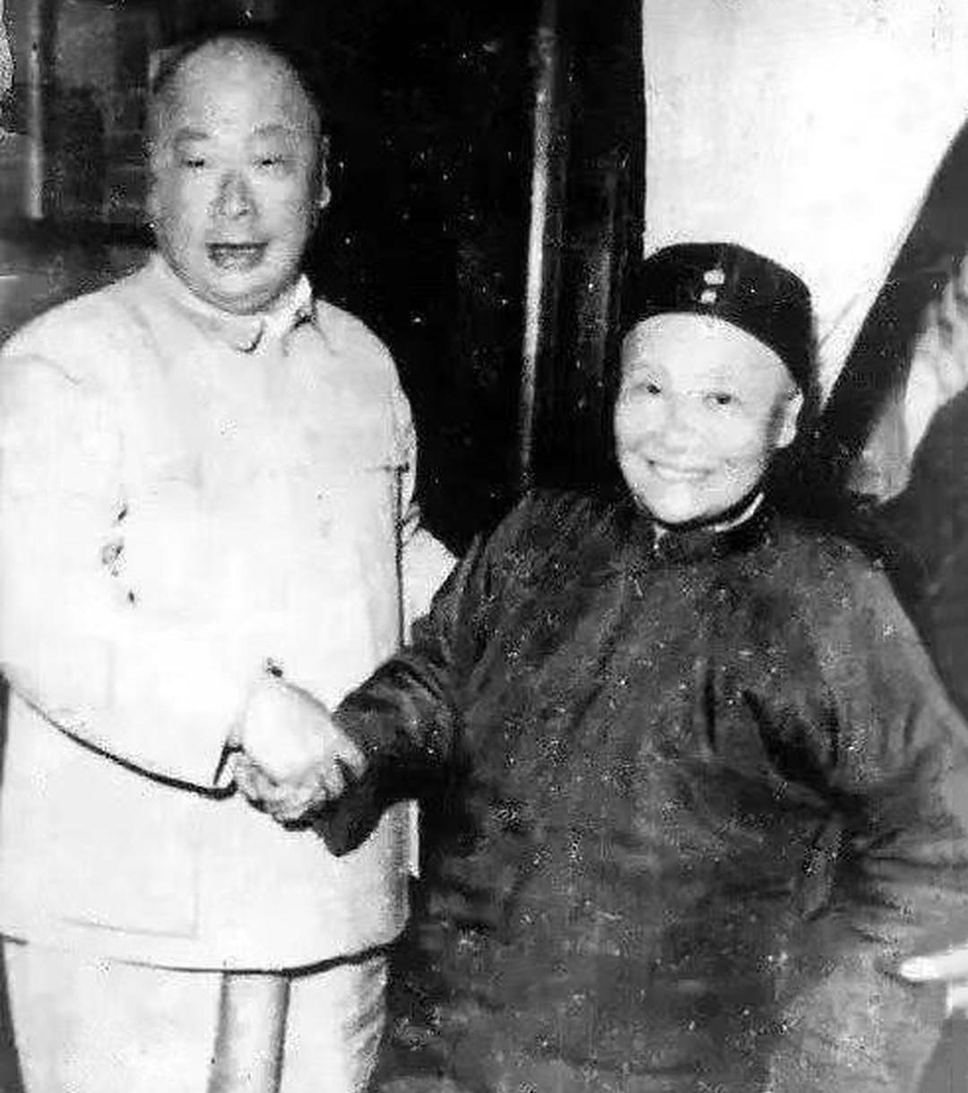 20世纪50年代，陈毅回到四川成都家中看望母亲，母子留下了一张合影。照片没有宏大