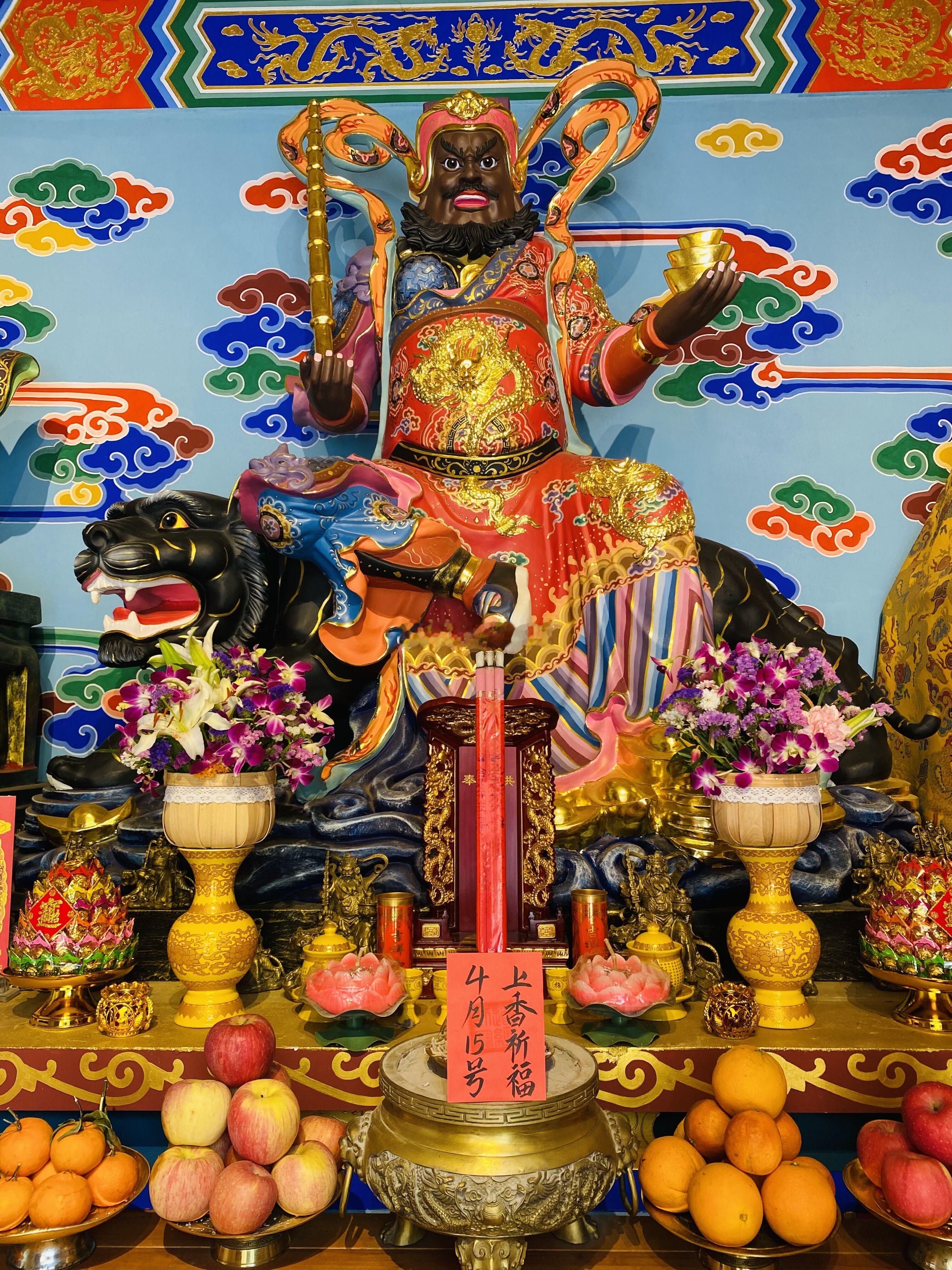 今日上上签，你必定被神明青睐，快来签收你的好运吧，4月15日师父在财神殿为点赞的
