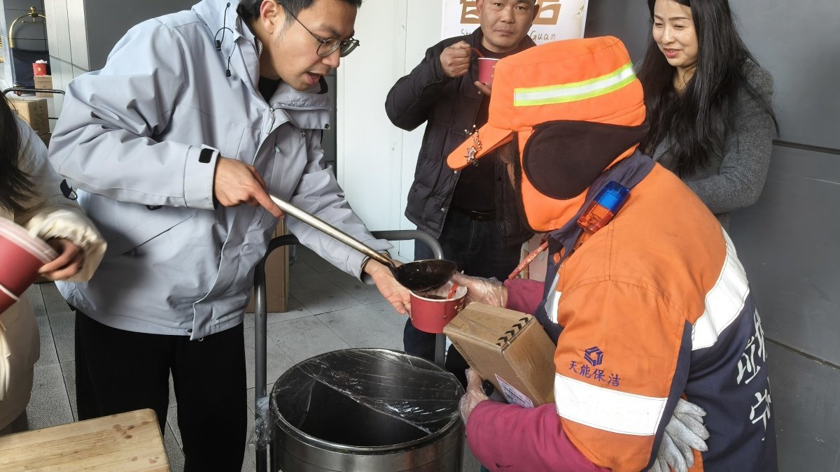 宁波江北工会驿站为城市超人送新春关怀 1月21日上午，宁波江北联动工会驿站，热闹