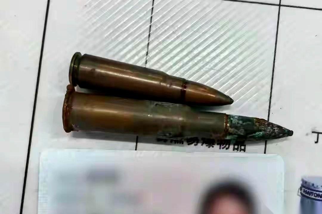 两颗子弹。
就这么安安静静躺在一个女人的包里，过了南宁火车站的安检机。
我当时看