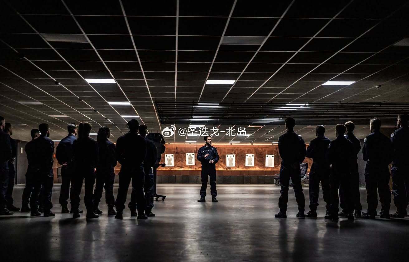 GIGN官方发布了奈飞新剧《GIGN》（介绍与预告片 | 网页链接）的剧照，该剧
