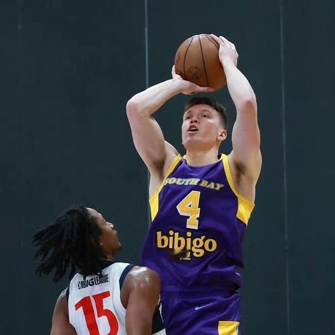 连夜召回两大悍将，湖人准备放手一搏了，没东契奇也要冲击总冠军。据湖人队记Ryan