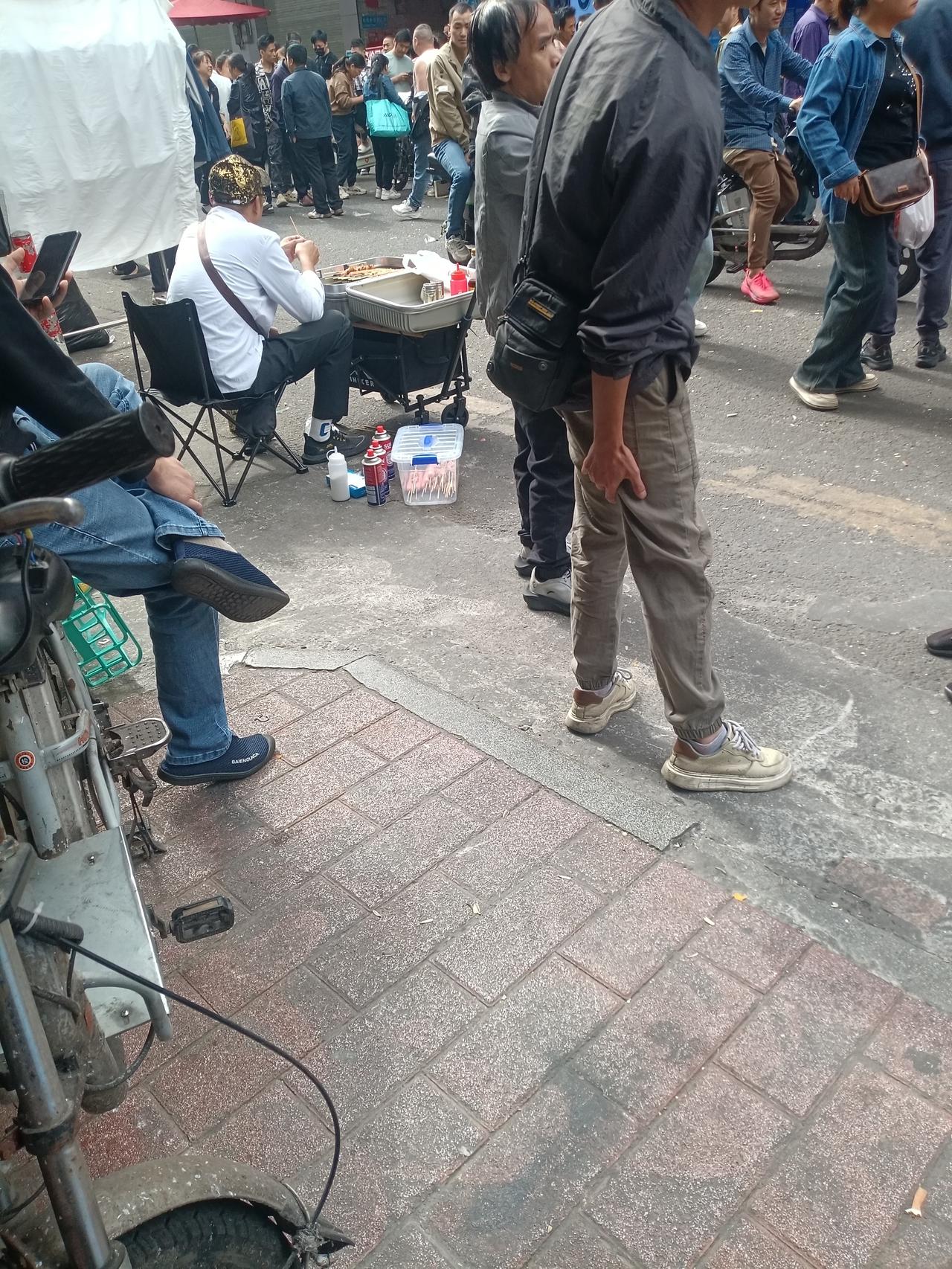 广州桥南新街大唐门诊部旁边，一位商贩用行李箱卖烤肠火腿肠，麻雀虽小，五脏俱全。