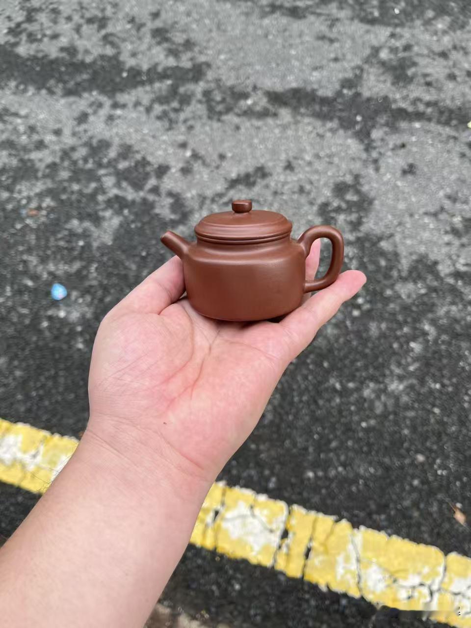 壶盖碎了，别找师傅配了，我试过，真不行
我玩壶七八年，摔过两个壶盖。第一个是刚入
