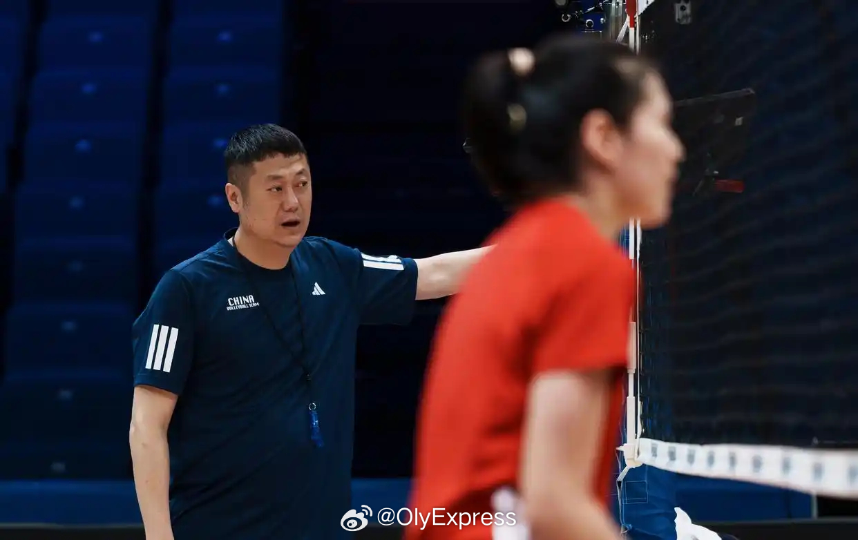 【龚翔宇鼓励年轻队员：光脚的不怕穿鞋的】中国女排vs捷克女排国家排球联赛 新华社