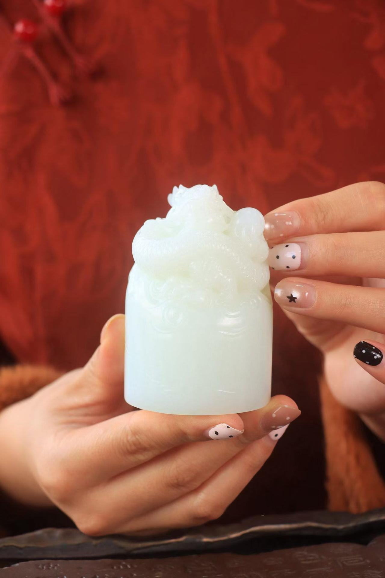 〈 羊脂·盘龙印章 🐲〉

新疆和田玉羊脂，臻品❤️玉质细腻莹润，🍃盘龙匐于