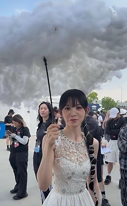 田曦薇这个雨伞有点儿意思啊[允悲] ​​​
