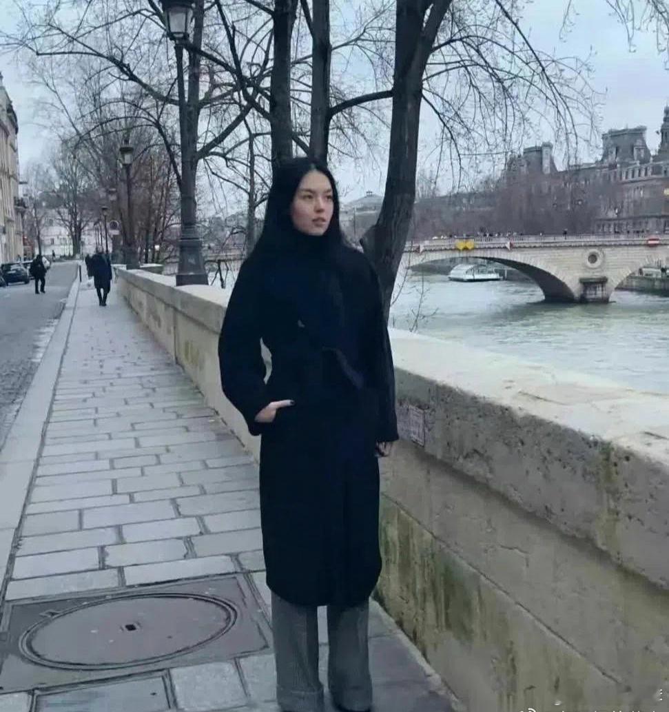 李咏的女儿在法国的街头照片 