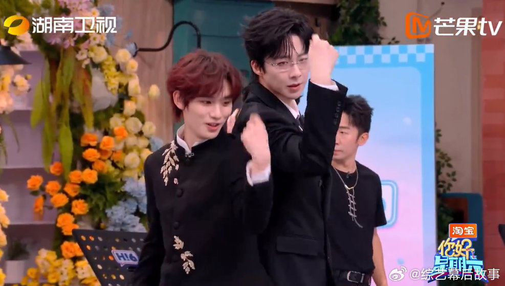 刘宇宁丁程鑫下腰抱你好星期六 刘宇宁丁程鑫双人舞默契度满分，节奏感强又吸睛，结尾