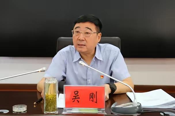 虽然吴刚只是一个正厅级的干部，还算不上是副部级以上的大老虎，但因为他被查前是在任