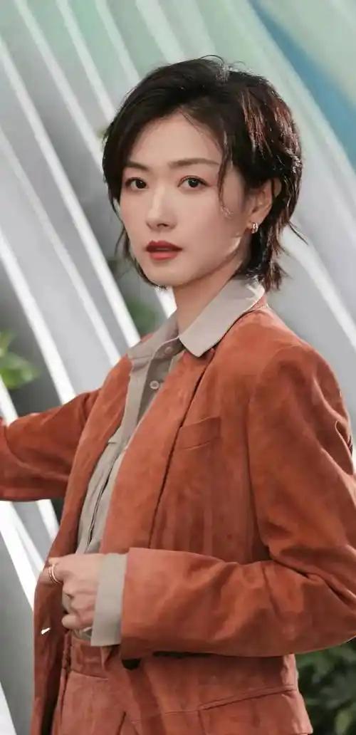 近日，电影《长夜将尽》路演现场，万茜“徒手拎起”190斤观众的一幕，瞬间引爆全网