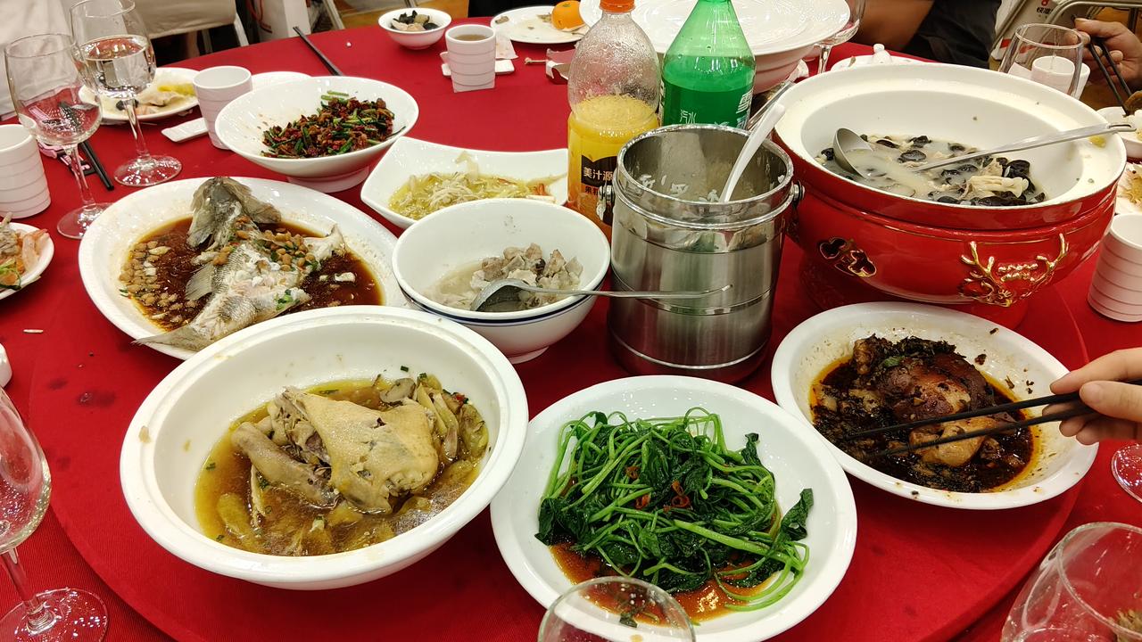 服务员把一个全鸡端上桌，这个妈妈迅速的站起来，把两只鸡腿扯下来，一个孩子一个，鸡