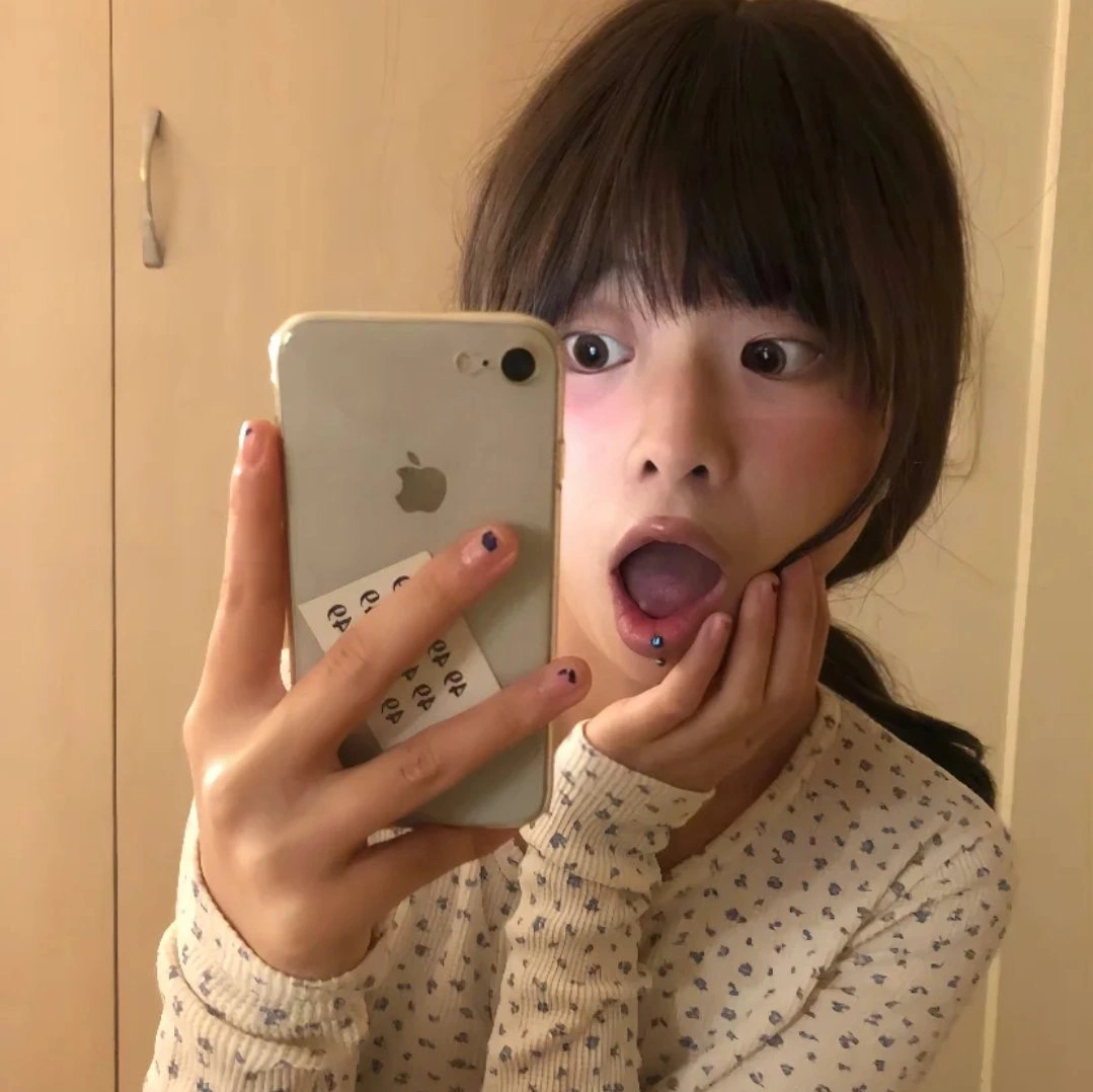 𝖒𝖞 𝖑𝖎𝖋𝖊 🤎他爱你什么，手机里没你照片，微信没置顶，朋友圈没