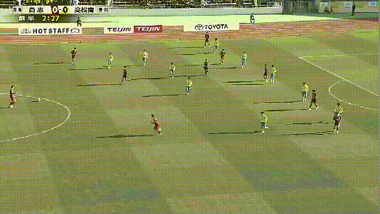 可以吹一辈子了，日本的高中联赛中，后卫一脚超远距离暴力世界波破门，简直是卡洛斯附