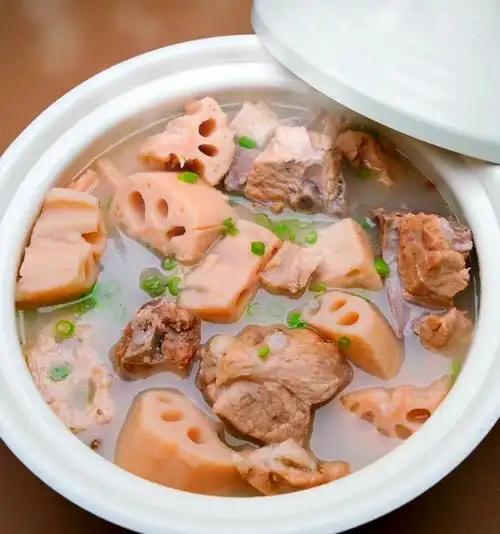 在武汉，有无汤不成席的说法，而排骨藕汤更是“省汤”级别的存在。它选用湖北特产的粉