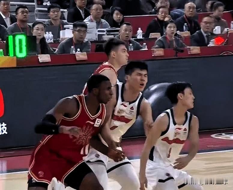 山西外援迪亚洛伤人了！

在今晚广东对阵山西的第三节比赛中，迪亚洛左手发力推倒陈