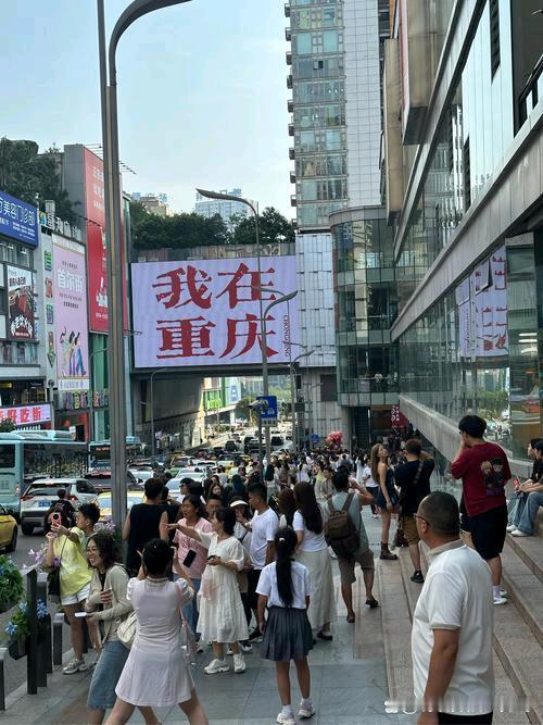 堪称四大火炉的地方，热是正常的，不热反倒是不正常了。
关键是当地人就千方计把防暑
