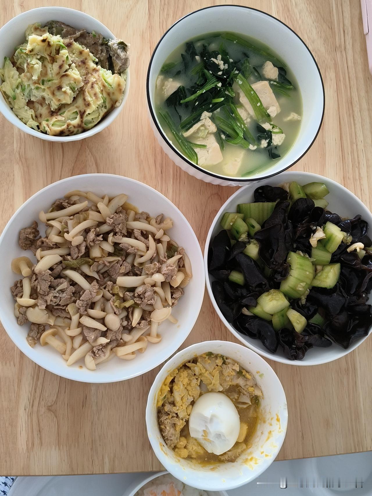 简单的家常菜，
吃出不一样的家温暖。

我们家的饭菜没有食谱，
都是想吃什么就做