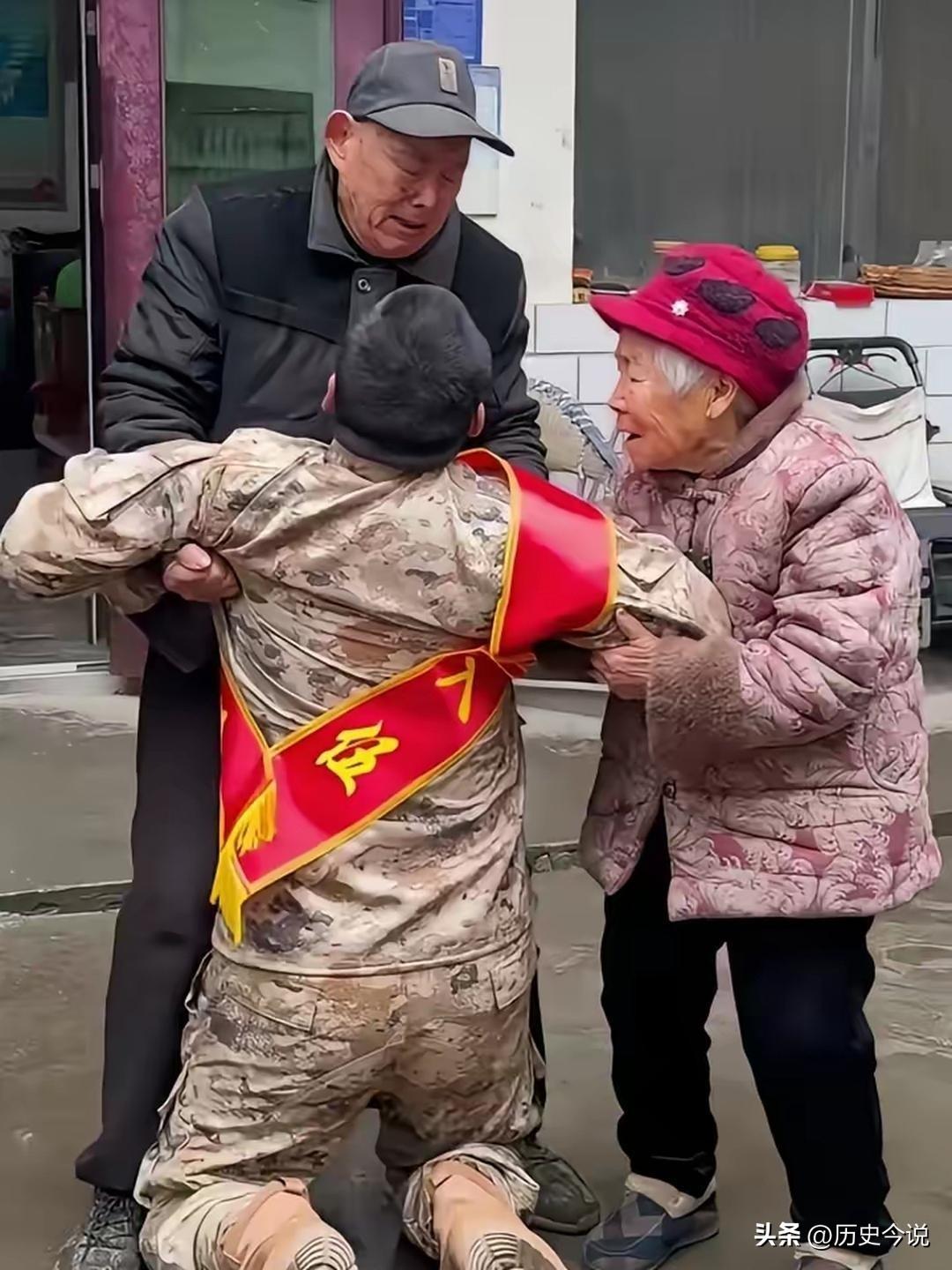 入伍跪别九旬祖辈！小伙一句真心话破防全网，藏着最真的孝与家国担当，一个从小父母双
