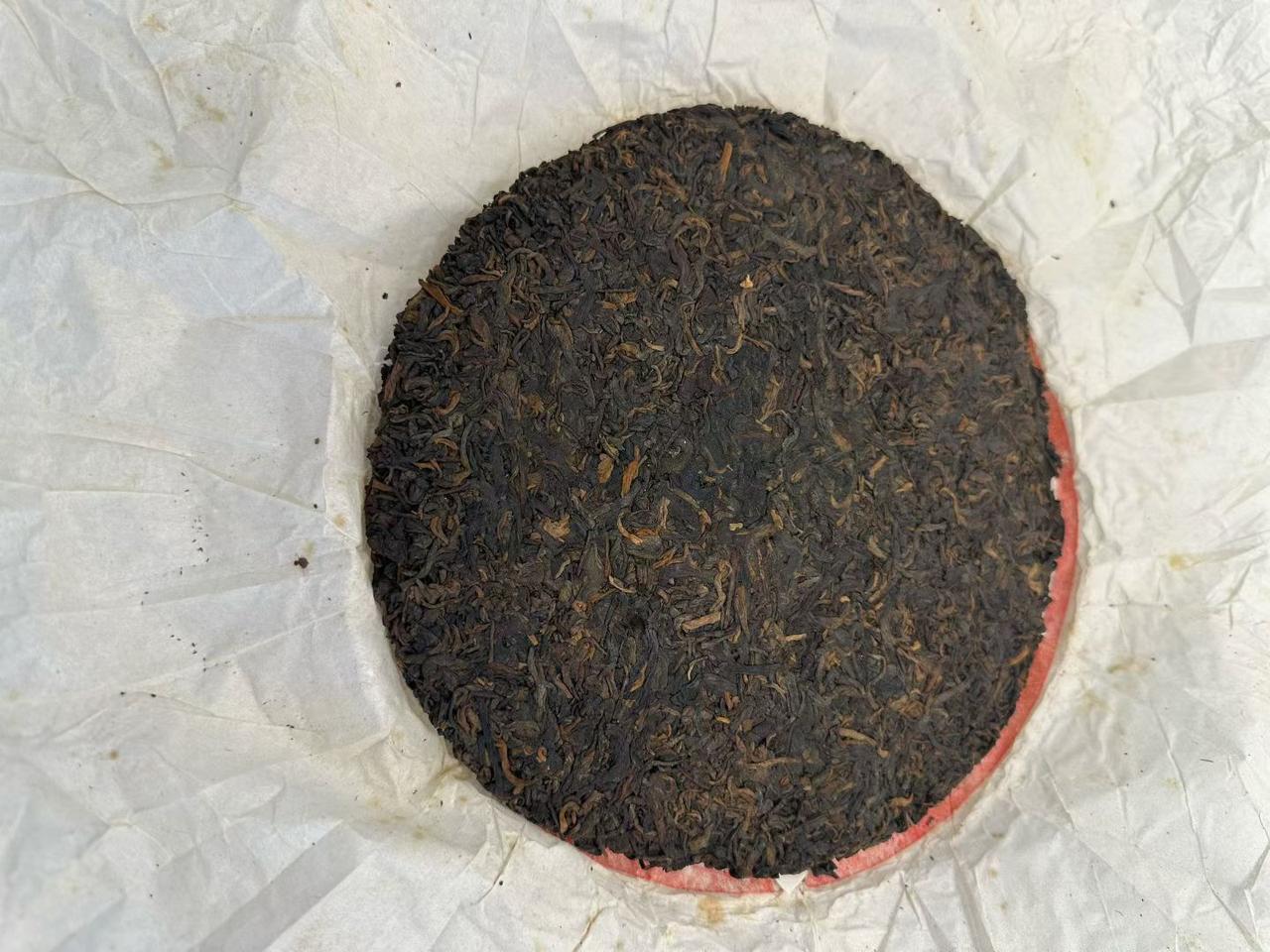 01年勐海茶厂，繁体云绿印熟，一共两批。一批，茶纸分离去了台湾。（特殊时期过去的