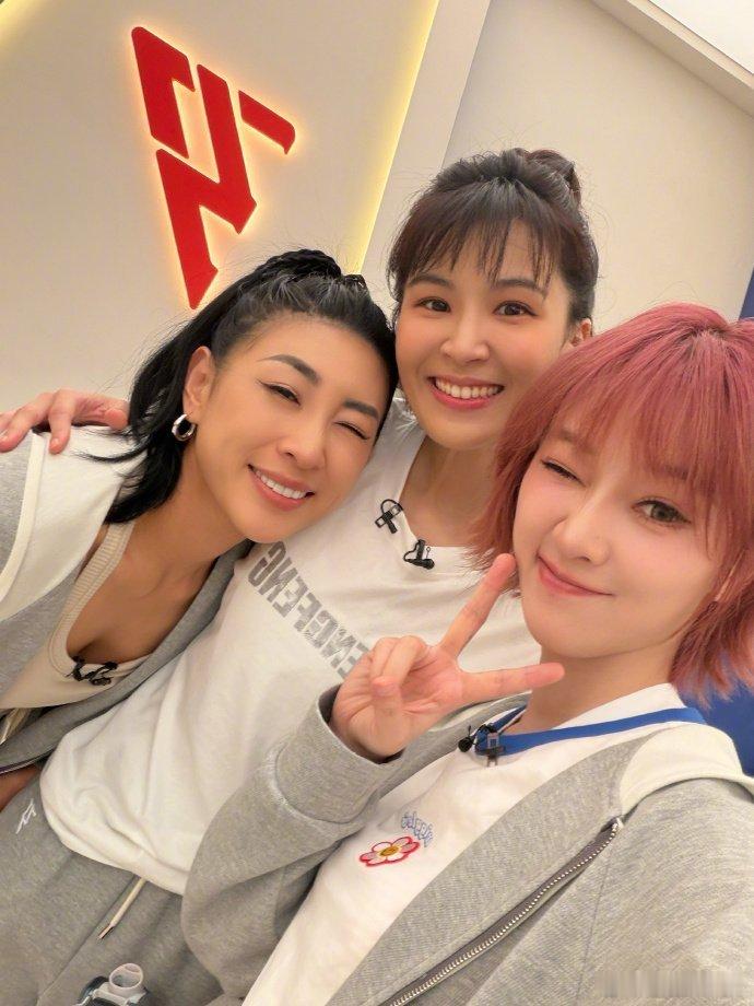 黄灿灿随机掉落一些蒸蛋黄蒸蛋黄组合也太好磕了！一公结束真的好舍不得 