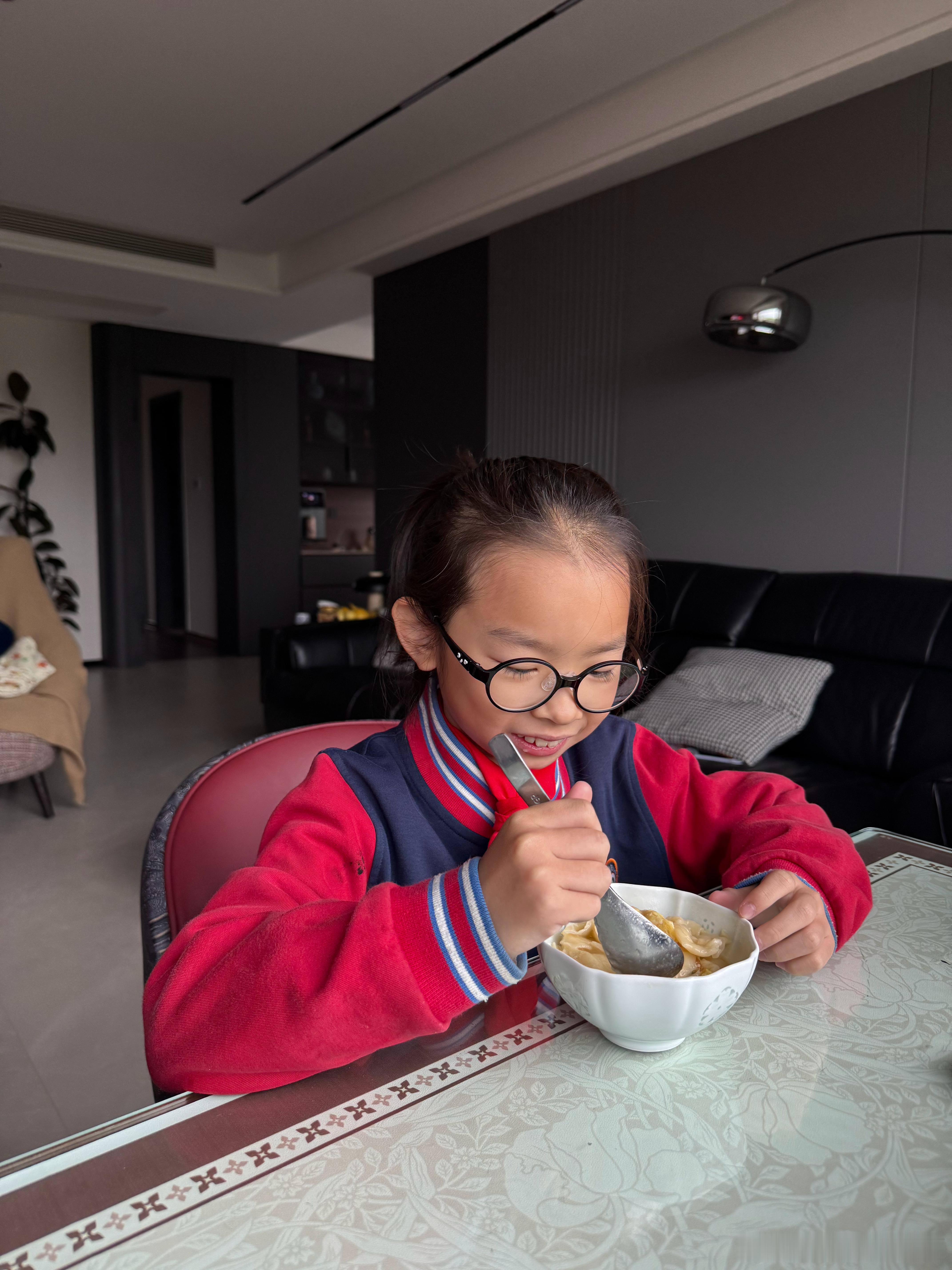 早☀️今天我和安姐在邻居家吃的早饭吃完早饭是邻居家外婆送去上学的这家伙难得坐回电