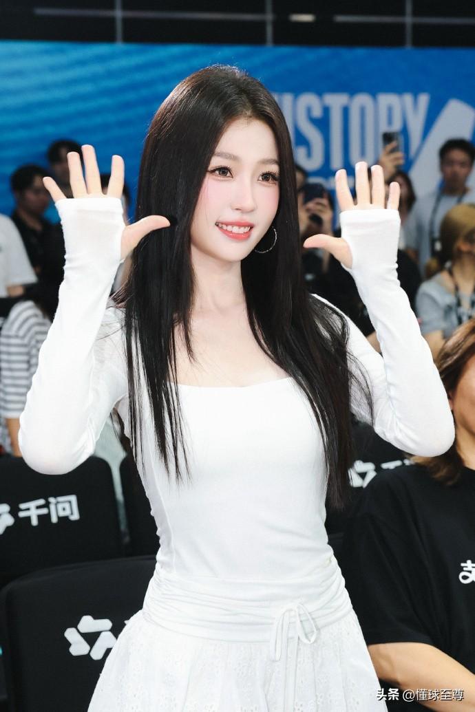 亚洲第一美女，虞书欣为AUBL亚洲大学生联赛开球！

在昨晚进行的AUBL亚洲大