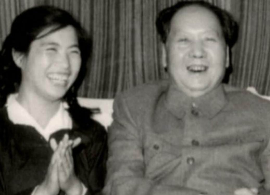 1965年姚淑娴请产假时，毛主席听后微笑提议：我们来合影留念吧
1959年初春，