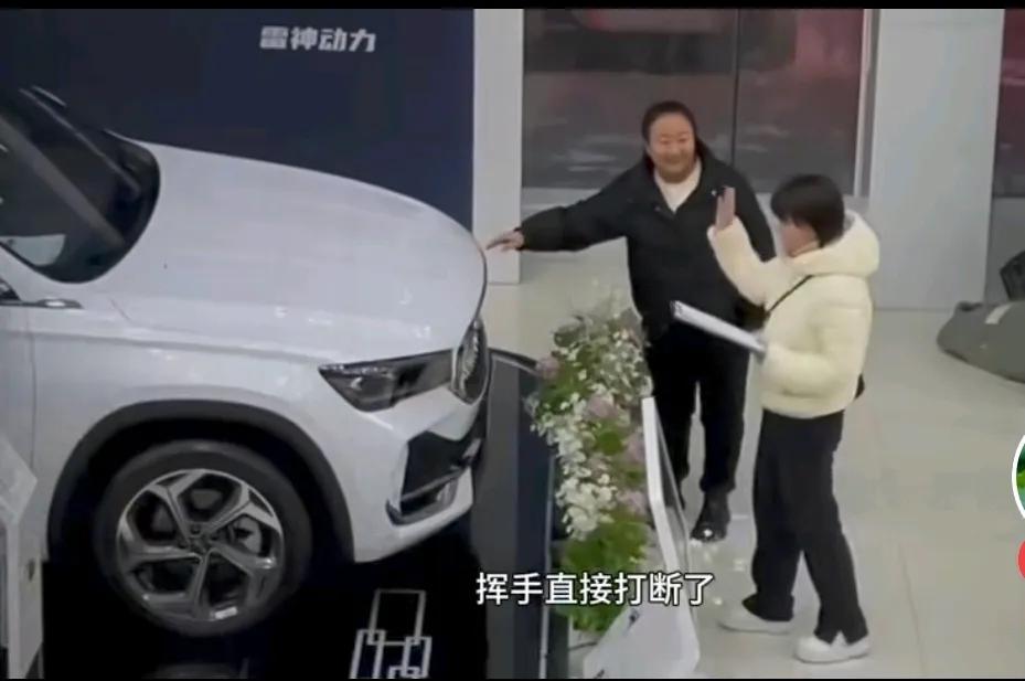 善良才是最好的销售，无需任何技巧！

在一家4S 店里，女销售费尽口舌的给客户讲