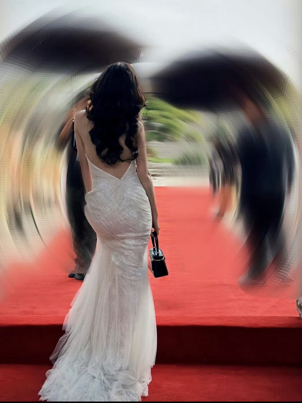 章若楠《想把你和时间藏起来》最新路透，下回红毯照盏姐这个妆造安排可以吗