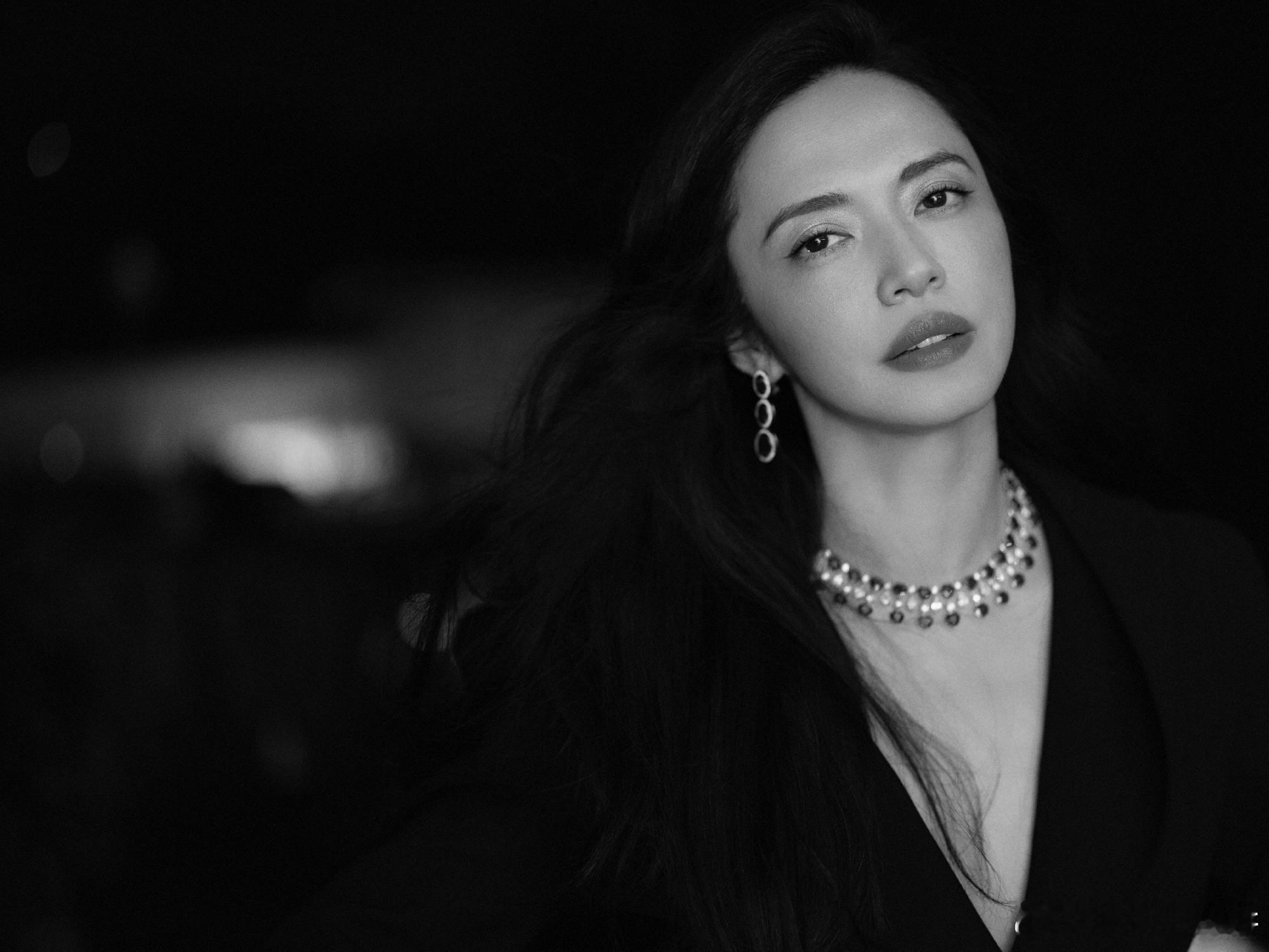 姚晨戴帽子这一下 把“高级”穿在身上。黑西装的利落、帽子的飒、红袜的媚，在她身上