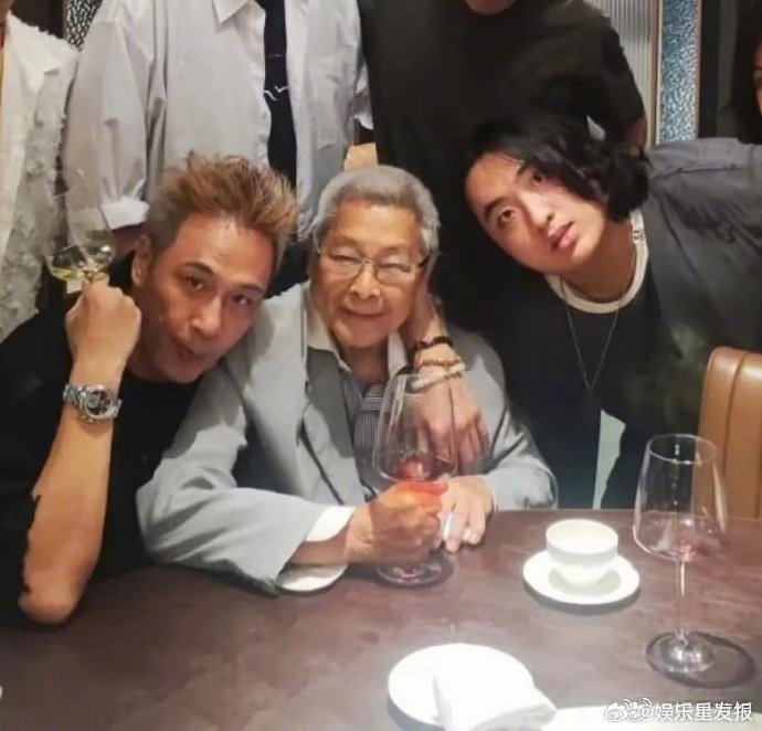 吴镇宇带妻儿与好友聚餐费曼长发近照 携家人与好友聚餐，新染的黄发超抢镜～费曼的长