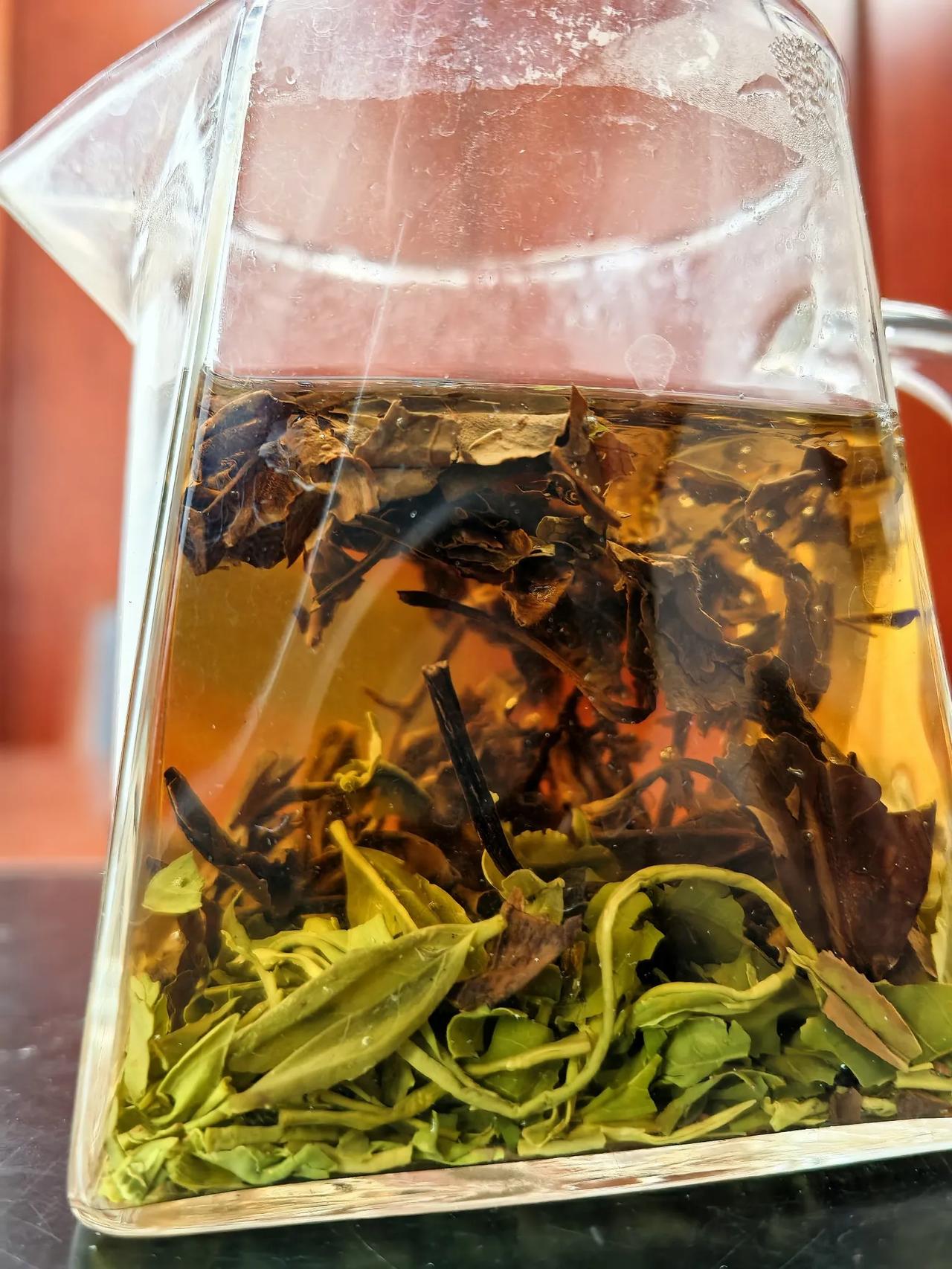 茶喝混香～🌺
老白茶与绿茶一起泡，像咖啡一样，追求blend风格～既有白茶的醇