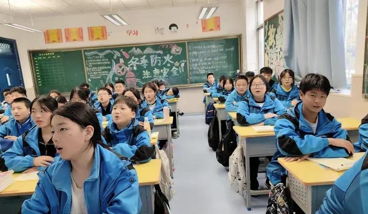 初中阶段的5个陋习，但凡有两个以上，说明孩子离退步不远了！

1、拿到题就动笔，