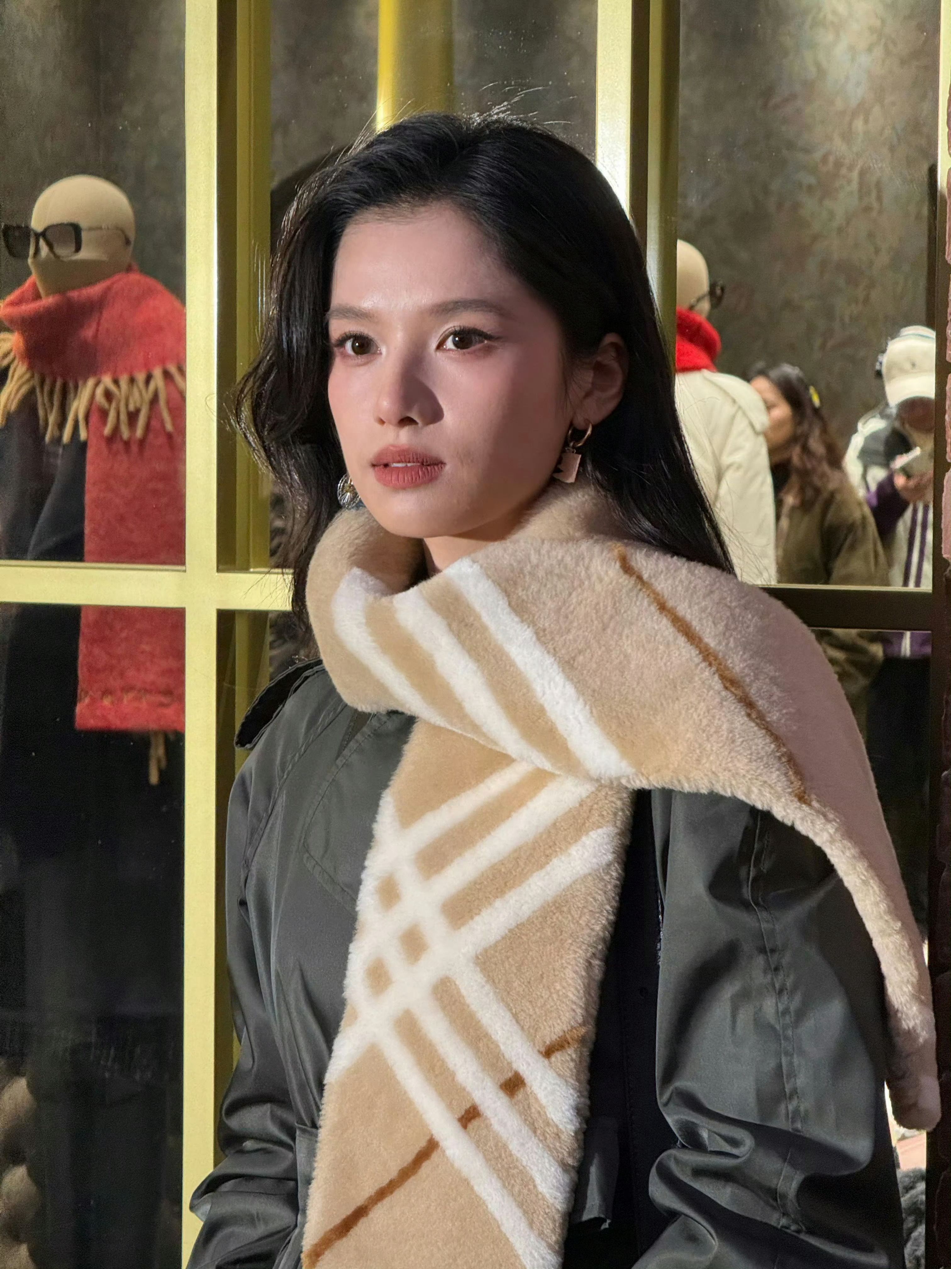 张婧仪今天品牌活动，她戴的每一条围巾我都想买 