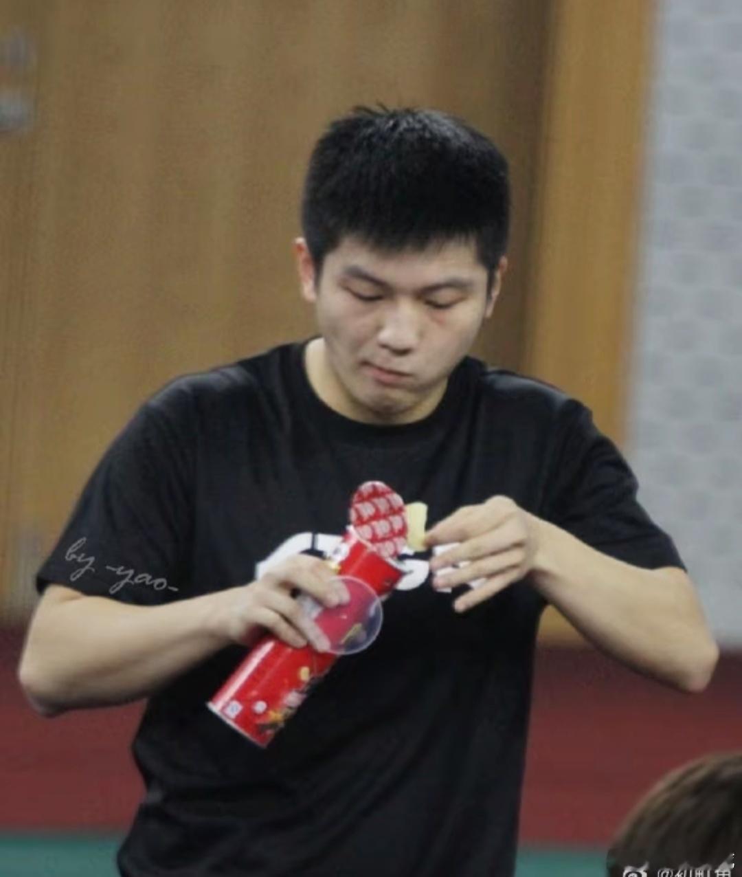 樊振东  咚咚就是一个小吃货，我们孩子对食物总是很虔诚，我胖甜筒都吃俩哈哈哈哈哈