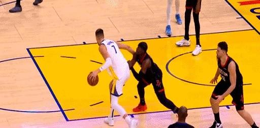 裁判这哨子真看笑了，申京这球到底哪走步了？

火箭打勇士第一节，申京大帽扇飞波杰